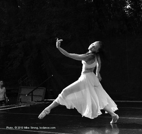 Pam Auinbauh and Erik Sobbe in Flow by Paula Weber - UMKC at Dance in the Park 2010 photo by Mike Strong kcdance.com