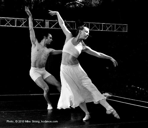 Pam Auinbauh and Erik Sobbe in Flow by Paula Weber - UMKC at Dance in the Park 2010 photo by Mike Strong kcdance.com