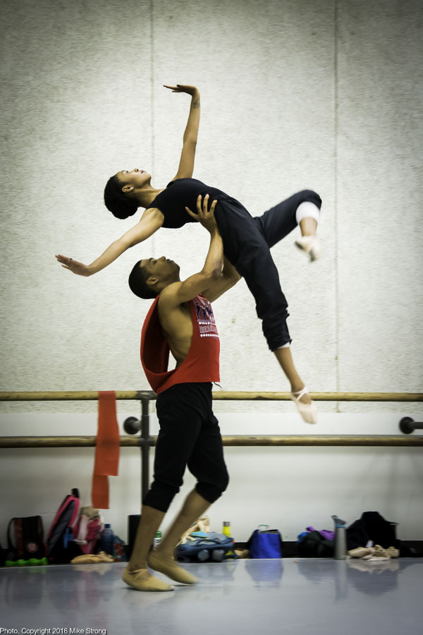 Studio rehearsal: DaJuan Johnson lifting Nia Towe in Henriks Christine Nilssen Opus 40 by Gregory Dawson