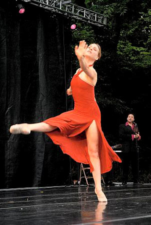 Jennifer Owen (Owen/Cox Dance) Sunday 7 September 2008 at Dance in the Park - behind her are Beau Bledsoe (guitar) and Nathan Granner (vocals/tenor) - Photo, Copyright 2008 Mike Strong www.kcdance.com