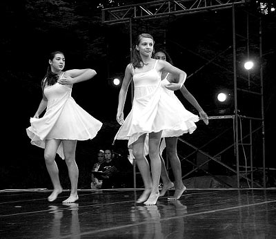 City in Motion Childrens Dance Theatre at Dance in the Park 7 Sept 2008 kansas city, MO by Mike Strong kcdance.com