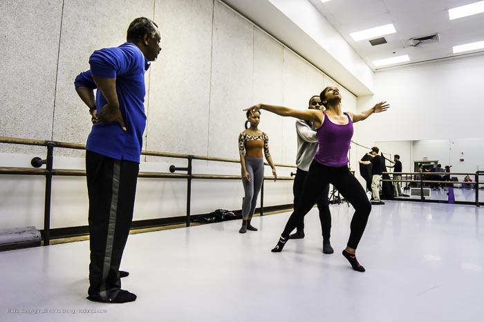 Robert Moses (left) works in studio with Laurel Richardson (front right) and Maleek Washington (behind her). Miyesha McGriff is behind them (center) in Heart Thieves by Robert Moses for Wylliams-Henry Contemporary Dance Co. 